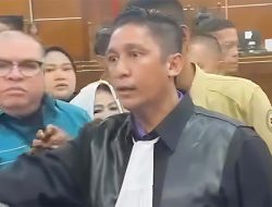 Terungkap! Ini Penyebab Firdaus Oiwobo Nekat Naik Meja saat Sidang Pencemaran Nama Baik oleh Razman Nasution