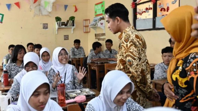 Wapres Pantau Langsung MBG, Siswi SMP: Ubur-Ubur Ikan Lele, Gibran Ganteng Le!