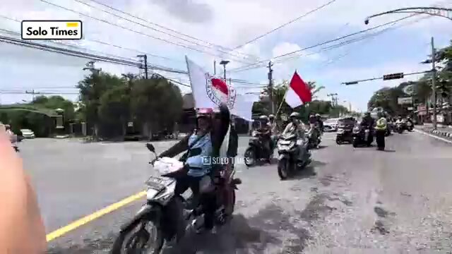 Warga Solo Konvoi Melintasi Rumah Jokowi, Desak Jokowi Diadili karena Merugikan Negara