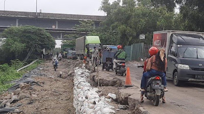 Rusak Parah dan Membahayakan, Warga Ancam Tutup Akses Jalan Menuju Stasiun Kereta Cepat Whoosh