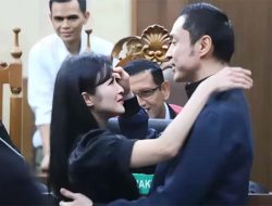 Teori Netizen Soal Hukuman Harvey Moeis Naik Jadi 20 Tahun, Gegara Peluk Cium Sandra Dewi?