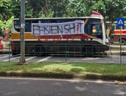 Demo Depan Istana, Massa Aksi #IndonesiaGelap Protes Kebijakan Prabowo: Lawan Rezim Oligarki!