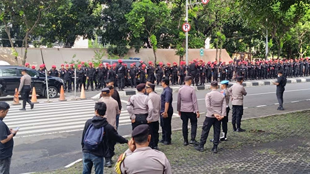 Pasukan Baret Merah Geruduk KPK Jelang Pemeriksaan Hasto