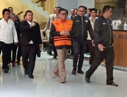 Usai Diperiksa KPK 8 Jam, Hasto Keluar Pakai Rompi Oranye