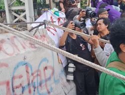 Demo Indonesia Gelap Memanas, Mahasiswa Robohkan Barrier Beton