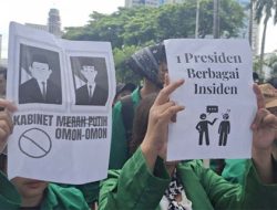 Demonstrasi Indonesia Gelap, Mahasiswa Bawa Spanduk Bertuliskan Prabowo Omon-Omon