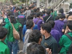 Demo Indonesia Gelap di Patung Kuda, Mahasiswa Coba Terobos Blokade dengan Menarik Pagar Beton