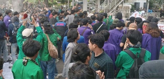 Demo Indonesia Gelap di Patung Kuda, Mahasiswa Coba Terobos Blokade dengan Menarik Pagar Beton