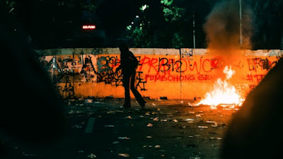 Jakarta Memanas, Massa Aksi #IndonesiaGelap Bakar Kaos Prabowo-Gibran!