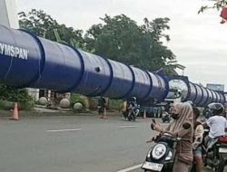 Warga Ramai-ramai Berfoto di Dekat Truk Pembawa Tabung Raksasa