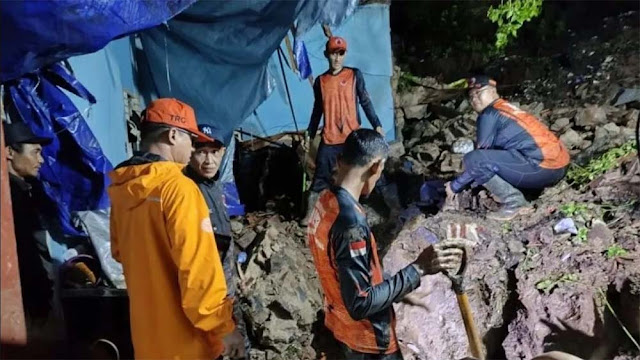 Pasangan Suami Istri Ditemukan Tewas Tertimbun Reruntuhan Rumah Akibat Tanah Longsor di Tapanuli Selatan