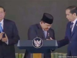 Menunduk Saat Salaman dengan Jokowi, Gesture Prabowo Kena Sentil Netizen: Anda Itu Presiden..