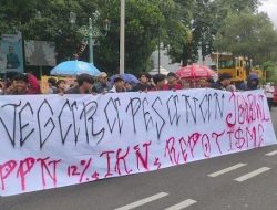 Demo Tolak Danantara di Cirebon hanya 3 Jam, Mahasiswa Bentangkan Spanduk Negara Pesanan Jokowi