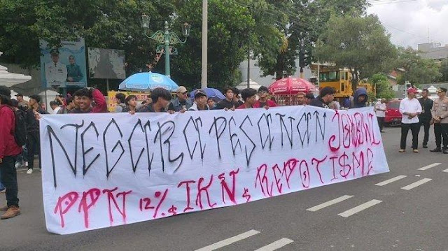 Demo Tolak Danantara di Cirebon hanya 3 Jam, Mahasiswa Bentangkan Spanduk Negara Pesanan Jokowi