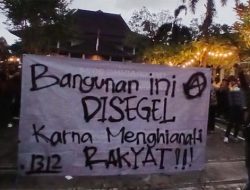 Masa Segel Gedung DPRD Solo, Lagu Bayar Bayar Bayar Jadi Lagu Aksi Indonesia Gelap