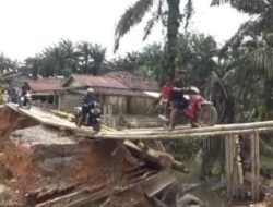 Jembatan Desa di Muarojambi Ambruk Diterjang Banjir, Aktivitas Warga Lumpuh