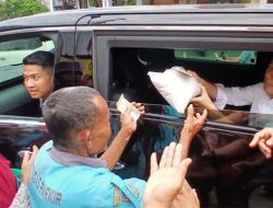 Ngabuburit Keliling Kota Solo, Jokowi Bagikan Beras dan Amplop ke Warga