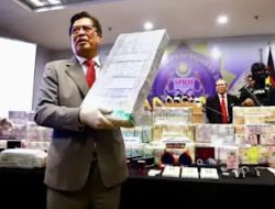 Duit Setara Rp626 M dan 16 Kg Emas Disita dari Kasus Korupsi PM Malaysia