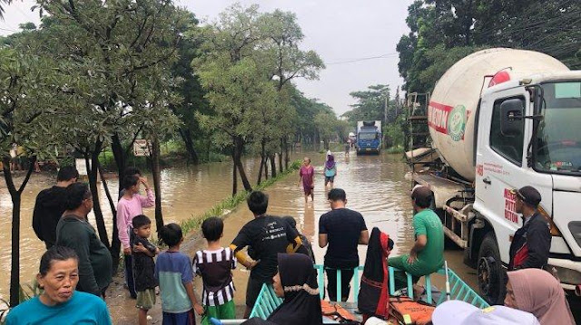 11 RW Terendam Banjir di Jatiasih Bekasi, Warga Dievakuasi Setelah Ketinggian Air Capai 3 Meter