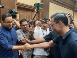 Momen Anies Bertemu Tom Lembong di Ruang Sidang, Jabat Tangan dan Saling Senyum