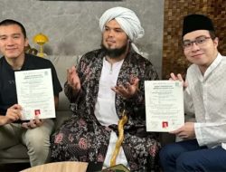 Dokter Richard Lee Resmi Mualaf, Syahadat Ulang Disaksikan Ustaz Derry Sulaiman dan Felix Siauw