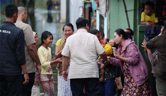 Ditengok Prabowo Saat Banjir, Warga: Sampai Dua Hari Gak Hilang Senangnya!