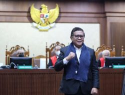 Senyum Hasto di Sidang Perdana Kasus Dua Perkara