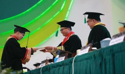 Lulus Sarjana Psikologi, Buya Yahya Ikut Wisuda di Unissula