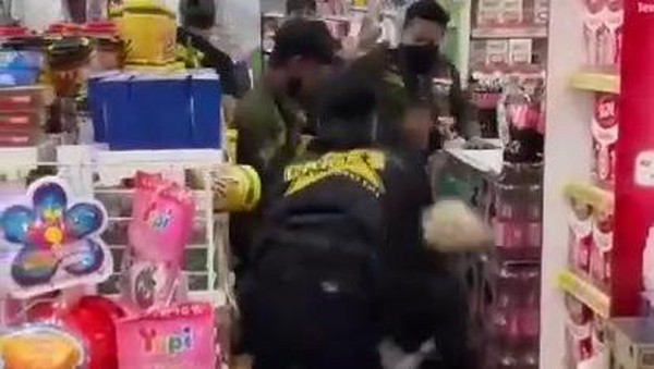 Viral Video Kelompok OTK Mengamuk di Minimarket Cimaung Bandung, Tukang Parkir Tewas