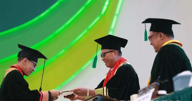 Viral Video Buya Yahya Wisuda S1 Fakultas Psikologi Unissula: Rektor Cium Tangan Mahasiswa