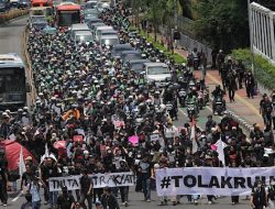 Pedemo Tolak Revisi UU TNI Tutup Paksa Jalan di Depan DPR RI