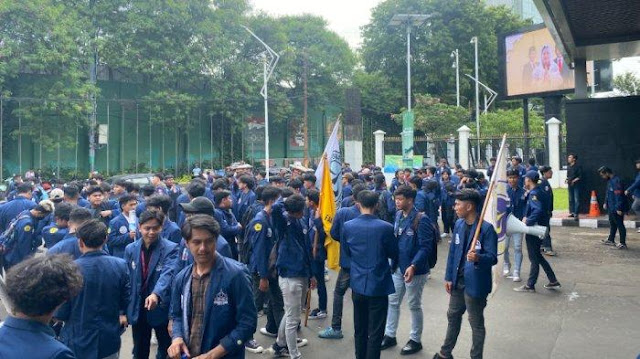 Aksi Mahasiswa di Komplek DPR RI Memanas, Pos Penjagaan Dibobol Massa, Polisi Dilempari Batu