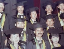 Daripada Malu, Setop Klaim Foto Wisuda Jokowi