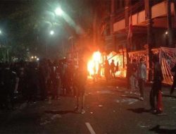 Demo Tolak UU TNI di Malang Ricuh: 6 Pendemo Dibawa ke RS, 10 Hilang Kontak, 3 Diamankan Petugas