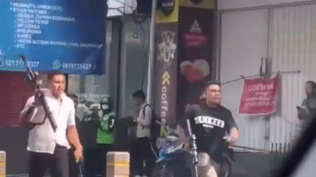 Viral Sejumlah Pria Berlari Sambil Tenteng Senpi Laras Panjang di Kemang Jakarta Selatan