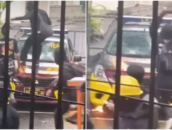 Aksi Hari Buruh di Bandung, Massa Rusak hingga Bakar Mobil Polisi