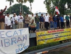 Massa Ampera Gelar Aksi di Magelang, Bentangkan Spanduk Pecat Gibran!