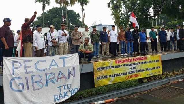 Massa Ampera Gelar Aksi di Magelang, Bentangkan Spanduk Pecat Gibran!
