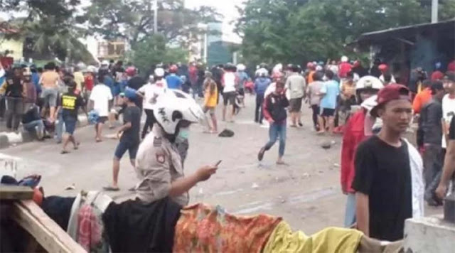 Bentrok Warga Manggarai vs Tambak Meledak! Botol dan Sajam Terbang, Jalan Lumpuh Total, Warga Panik