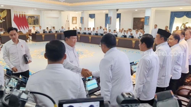 Hasan Nasbi Masih Ikut Sidang Kabinet, Prabowo Sapa Hei, Gibran Beri Senyum