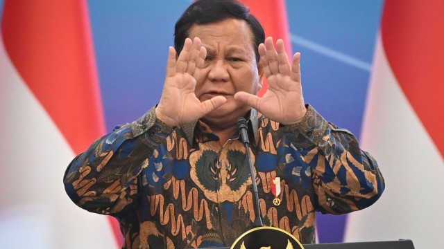 Prabowo Sebut Ratusan Siswa Keracunan MBG Karena Makan Tak Pakai Sendok, Publik Heran: Presiden Udah Ketularan Bodohnya Gibran!