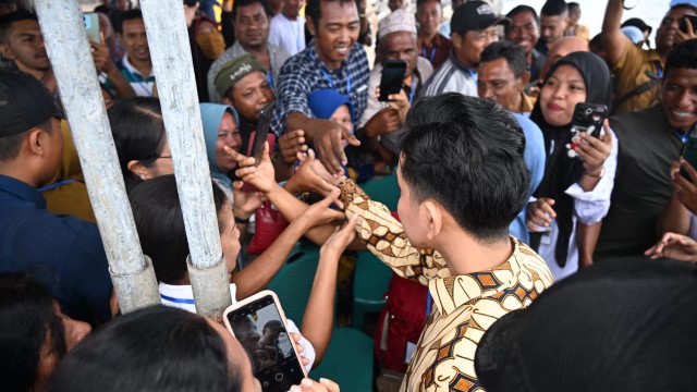 Masya Allah! Pengakuan Warga Sikka NTT Saat Jumpa Wapres Gibran: Tangannya Lembut Sekali, Saya Tidak Cuci Tangan Lagi