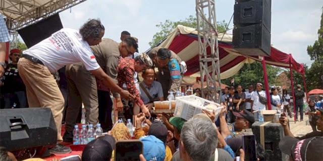 Warga Teriak Jalan Rusak, Bupati Cirebon Asyik Nyanyi