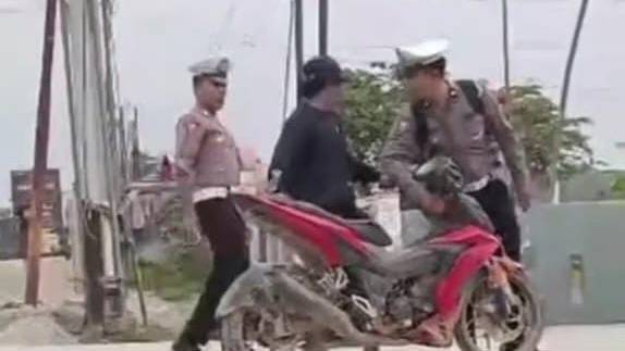 Viral Oknum Polantas Tampar dan Tendang Pengendara di Tengah Jalan, Warga Murka