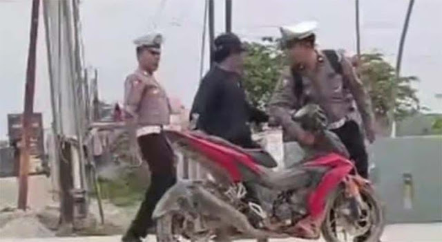Oknum Polisi Tampar dan Tendang Pengendara di Tengah Jalan, Warga Murka