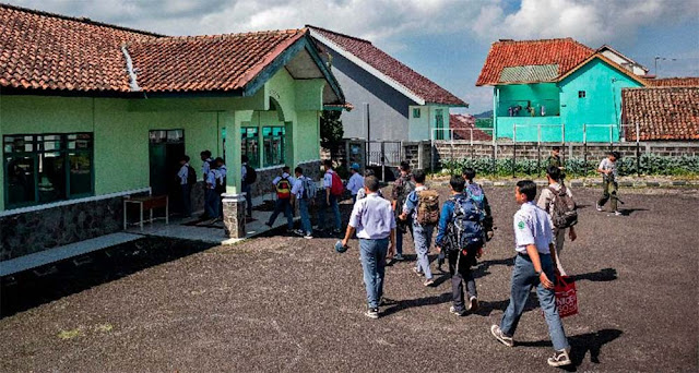 Istana Terbelah soal Kirim Siswa ke Barak Militer: Cak Imin Tolak, Kepala PCO Dukung