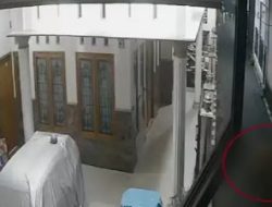 Geger! Maling Telanjang Bulat Terekam CCTV  Satroni Rumah Warga dengan Santuy, Punya Ilmu Hitam?