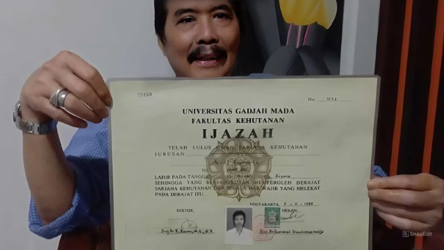 JANGGAL! Mengaku Wisuda Bareng Jokowi, Tapi Kok Pada Ijazahnya Tertulis Tahun 1989?