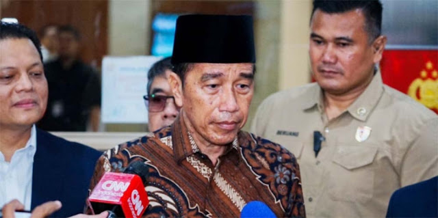 Jokowi Dicurigai Simpan Ijazah Asli di Laci Dashboard Mobil Esemka