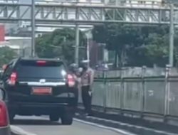 Viral Dua Polisi Hormat ke Mobil Pejabat Terobos Jalur TransJakarta, Polda Metro: Lumrah-lumrah saja!